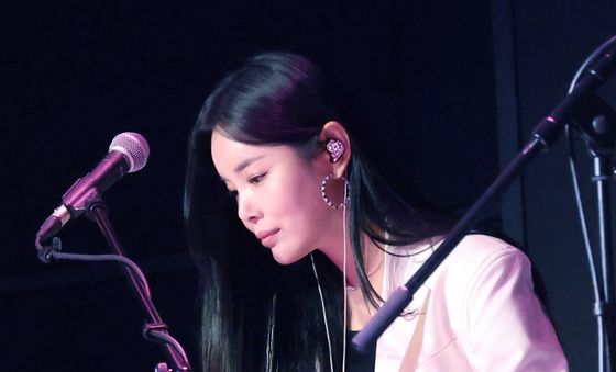 멋진 공연 펼치는 아묻따밴드 조정민