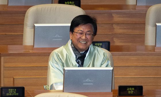 한복 입고 본회의 출석한 최교진 교육부 장관