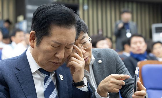 생각 잠긴 정청래 대표