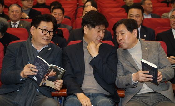 대화하는 송영길·김용·황명선