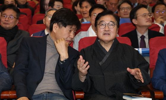 우원식 국회의장과 대화하는 김용 전 부위원장