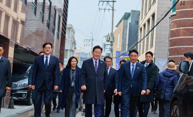 청와대 인근 식당 향하는 이재명 대통령