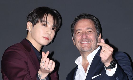 포즈 취하는 정국과 위블로 줄리앙 토나레 CEO