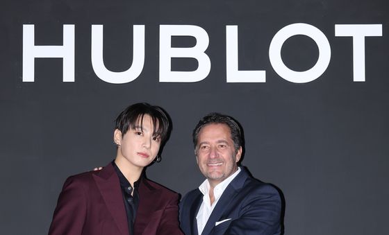 포즈 취하는 정국과 위블로 줄리앙 토나레 CEO