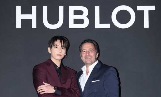 포즈 취하는 정국과 위블로 줄리앙 토나레 CEO