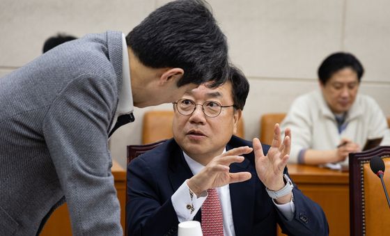 대화 나누는 행안위 여야 간사