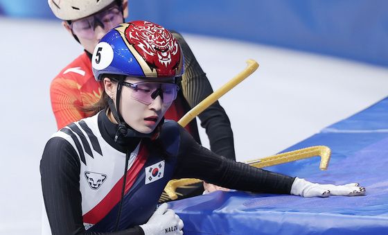 아쉬워하는 최민정, 결승행 좌절