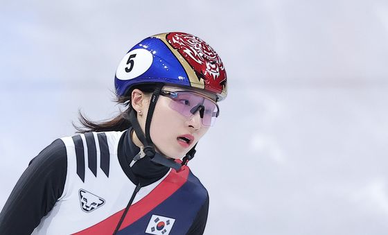 아쉬워하는 최민정, 결승행 좌절