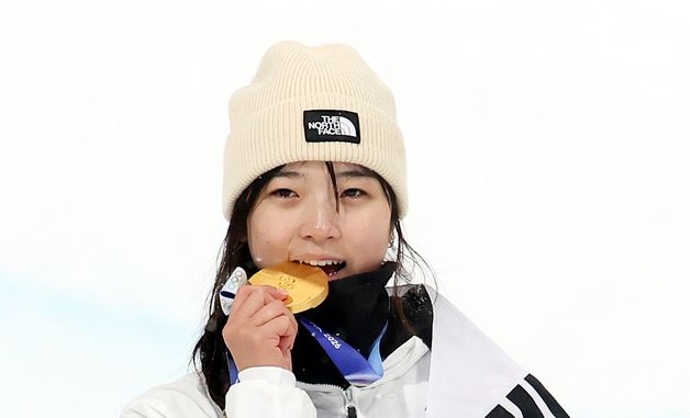 금메달 깨무는 최가온