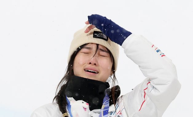'한국 최초 설상 금메달' 최가온, 감격의 눈물