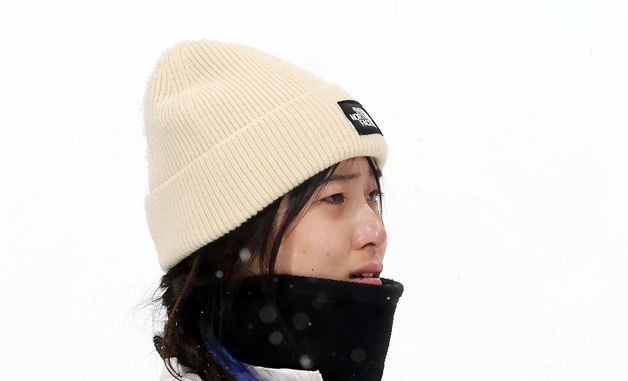 국민의례하는 최가온, 눈물이 멈추질 않아