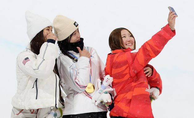 최가온, 메달리스트들과 즐거운 셀피 타임