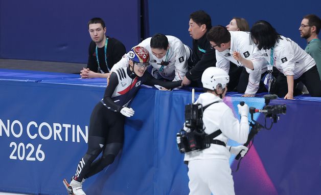 코치진과 기쁨 나누는 임종언