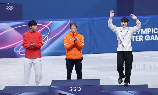 시상대 오른 쇼트트랙 동메달 임종언