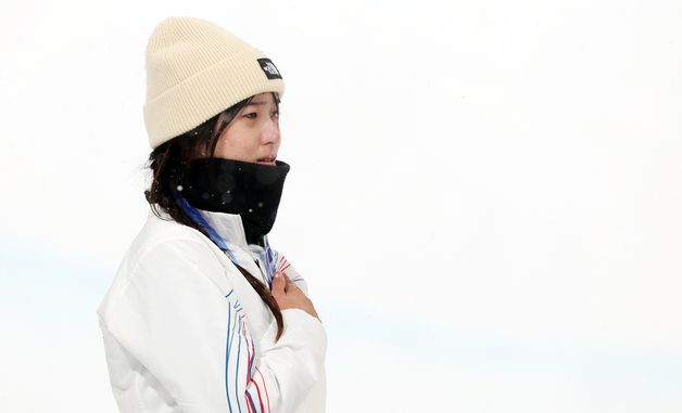 국민의례하는 최가온, 눈물이 멈추질 않아