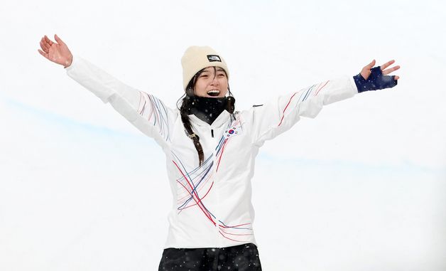 '금메달' 최가온, 덩실덩실