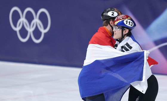 판트 바우트와 포옹하는 임종언