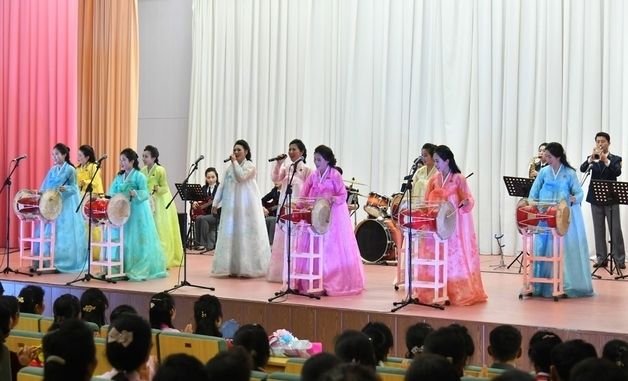 北 농근맹중앙예술선전대, '김정일 생일 84주년' 경축공연 진행