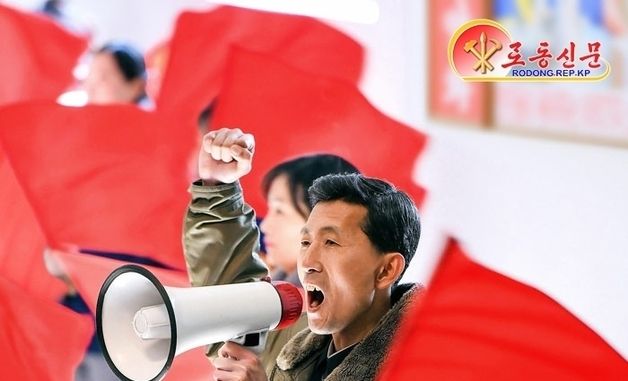 北 평화자동화기구공장 간부들, 생산자들과 함께 '화선동활동' 선전