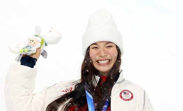 '스노보드 여제' 클로이 킴, 은메달에도 밝은 미소