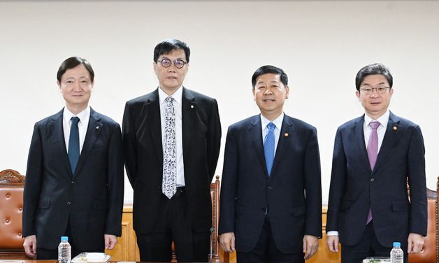 시장상황점검회의에 모인 경제 수장들