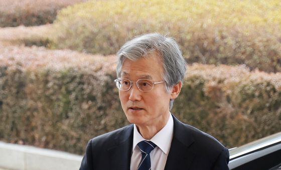 대법원으로 향하는 조희대 대법원장