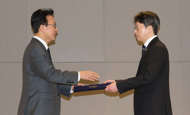 홍지선 국토교통부 2차관에게 임명장 수여하는 김민석 국무총리