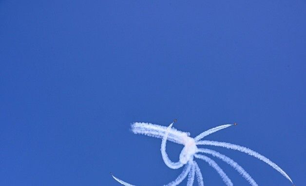 토네이도 기둥 선보이는 블랙이글스