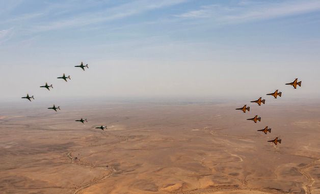 사우디 호크스 항공기와 나란히 비행하는 블랙이글스 편대