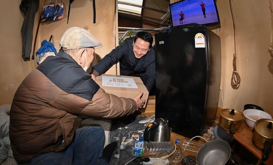 장동혁 대표, 쪽방촌 찾아 설 선물 전달