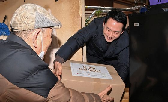 설 앞두고 쪽방촌 방문한 장동혁