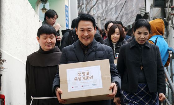 설 명절 앞두고 쪽방촌 주민 만난 장동혁