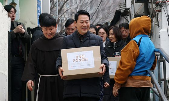 장동혁 대표, 쪽방촌에 온정 전달