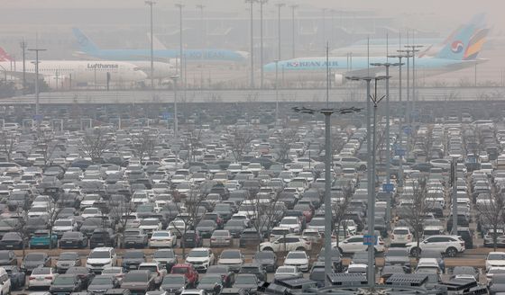 설 명절 연휴 앞두고 차량들로 가득한 인천공항 주차장