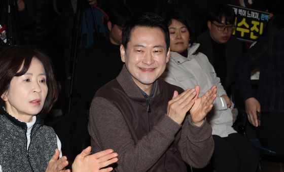 손뼉치는 장동혁 대표