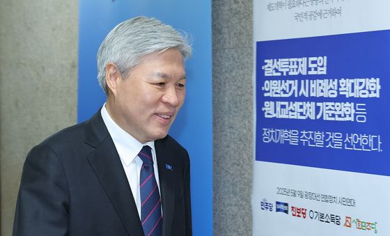당무위원회 참석하는 서왕진 원내대표