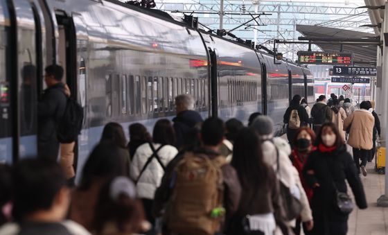 고향 가는 열차에 오르는 시민들