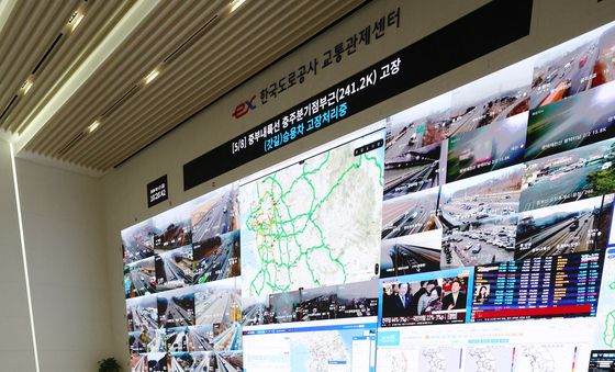 귀성길 교통 상황 살펴보는 한국도로공사 직원