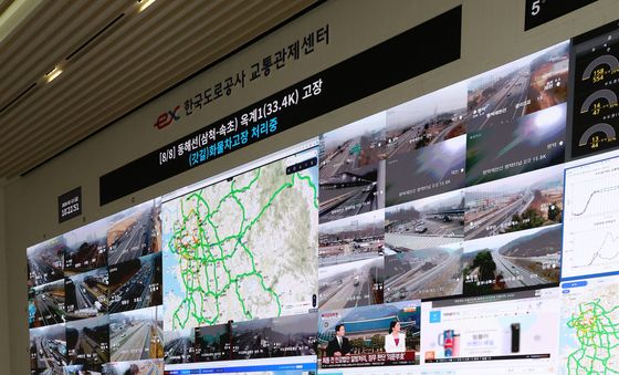 귀성길 교통 상황 살펴보는 한국도로공사 직원