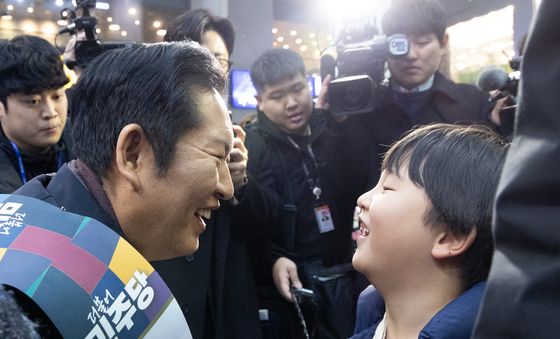 어린이와 눈 맞추는 정청래 대표