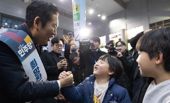 설 귀성 인사 나선 정청래 대표, '아이와 손 맞잡고'