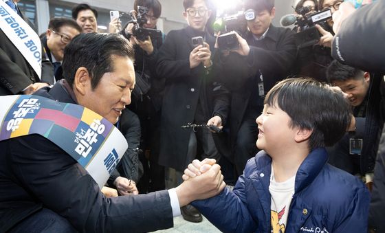 '팔씨름 한 번 할까요?'