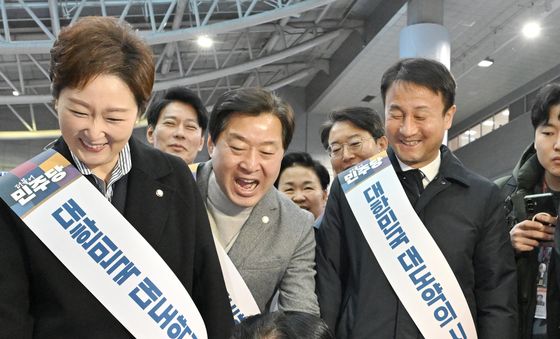 어린이와 팔씨름 하는 정청래 대표