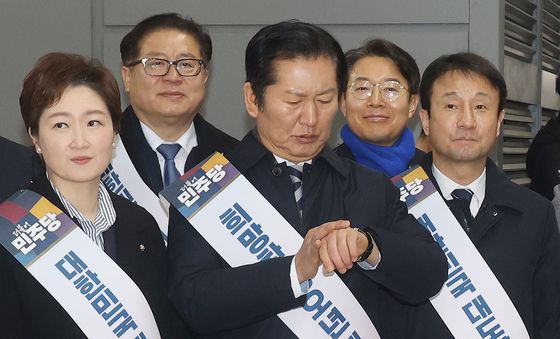 시계 보는 정청래 대표