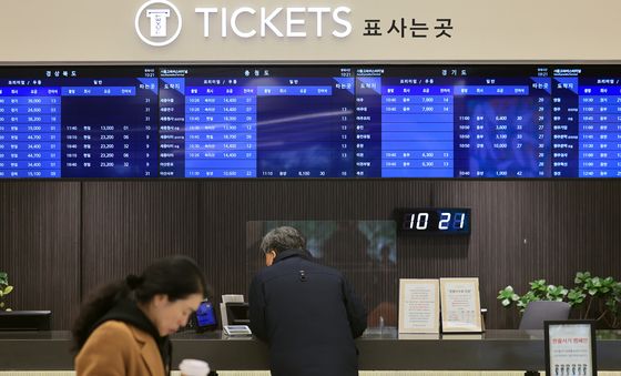 승차권 발권하는 귀성객