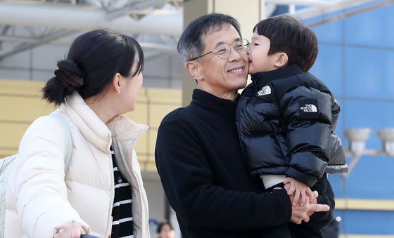 동대구역에서 상봉한 할아버지와 손자