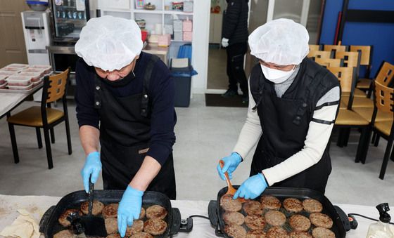 쪽방촌 주민들을 위한 명절음식 만들기