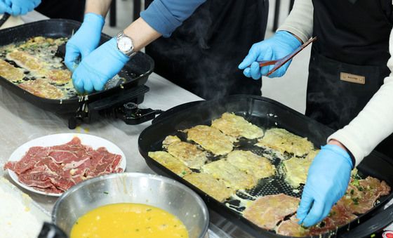 명절 음식 만들기 '누가 누가 더 잘하나'