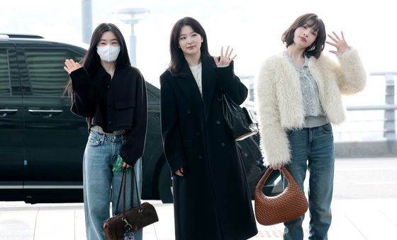 레드벨벳, 예쁜 손 인사와 함께 출국