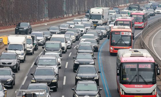 붐비는 귀성길 도로